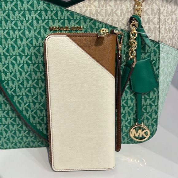 MICHAEL KORS LARGE TRAVEL CONTINENTAL WRISTLET WALLET PHONEHOLDER Luggage Multi - Picture 4 of 16